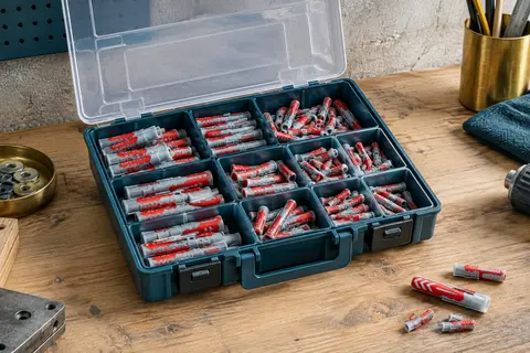 Malette grise et rouge ouverte avec un assortiment de chevilles DuoPower de plusieurs diamètres